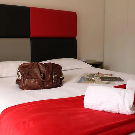 Adonis Aix En Provence מלון דירות 3*