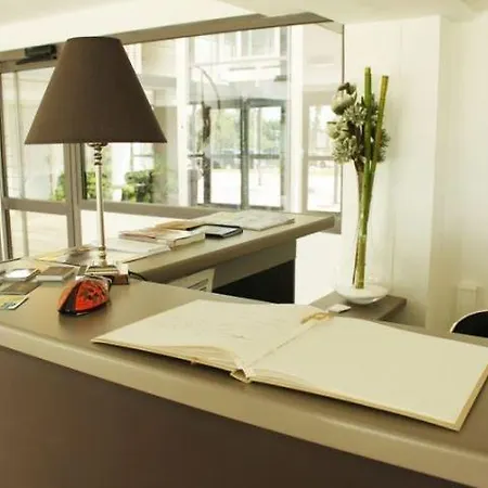 Adonis Aix En Provence Apartmanhotel 3*